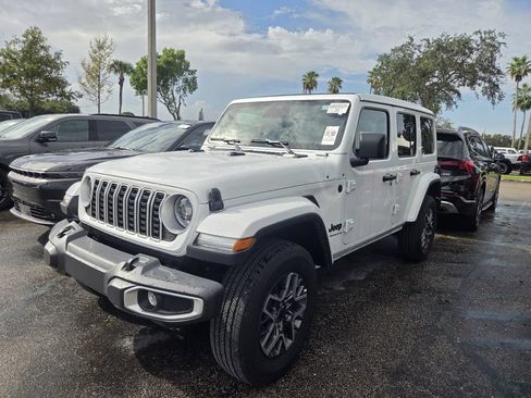 Used 2026 Jeep Wrangler Unlimited Sahara AWD/4WD image 3