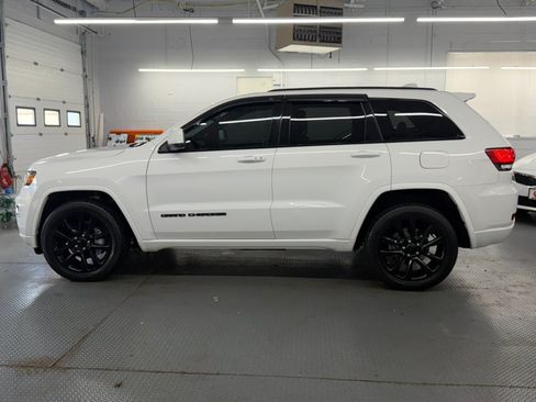 Used 2018 Jeep Grand Cherokee Altitude AWD/4WD image 12