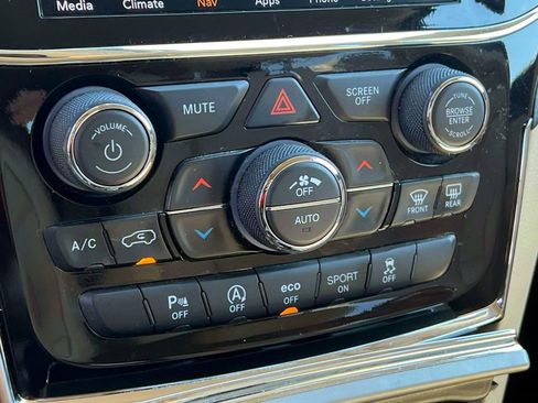 Certified 2022 Jeep Grand Cherokee Laredo E AWD/4WD image 30