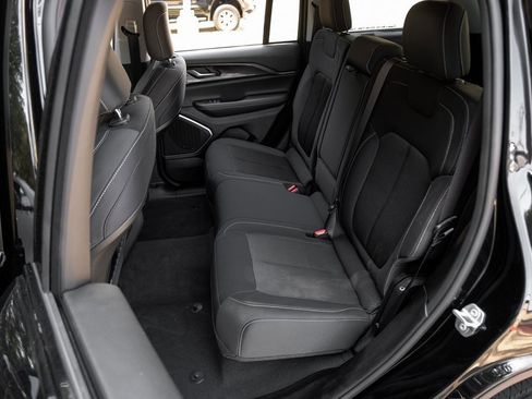 Used 2022 Jeep Grand Cherokee Laredo w/ Luxury Tech Group I image 50