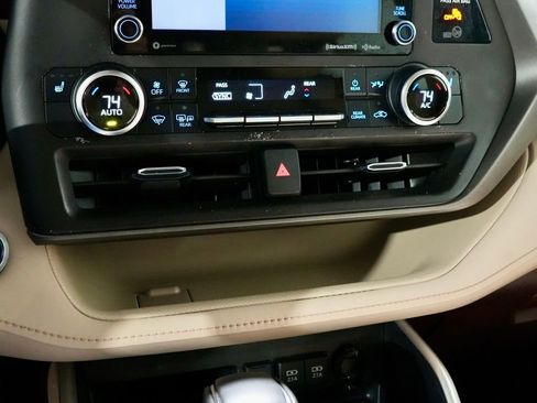 Used 2021 Toyota Highlander XLE image 20