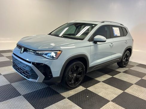 Certified 2025 Volkswagen Taos SE FWD image 3