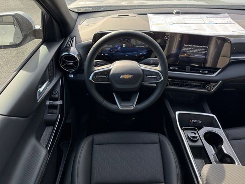 New 2026 Chevrolet Equinox LT w/ Convenience Package II FWD image 17