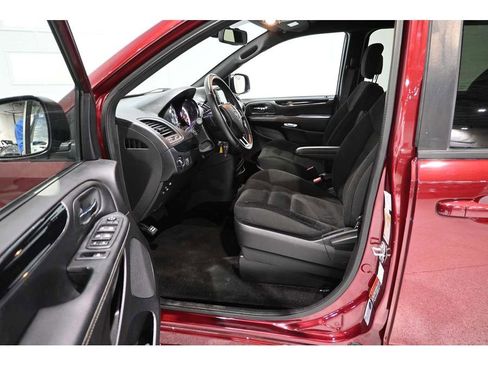 Used 2019 Dodge Grand Caravan SE FWD image 13