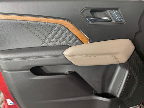 Certified 2024 GMC Canyon Denali image 16