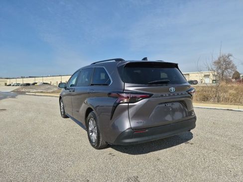 Used 2023 Toyota Sienna XLE image 10
