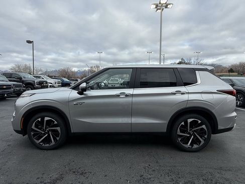 Used 2025 Mitsubishi Outlander SE image 4