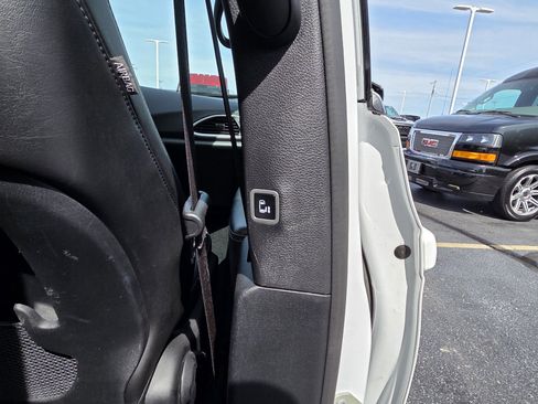 Used 2025 Chrysler Pacifica Select FWD image 12