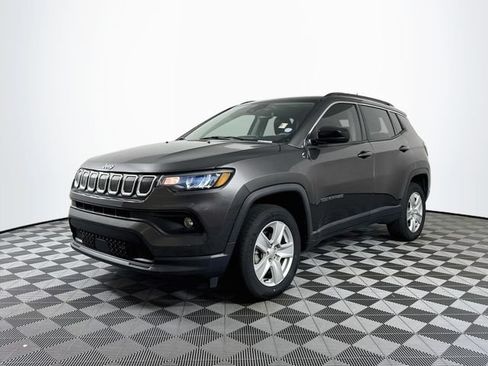 Used 2022 Jeep Compass Latitude w/ Sun and Sound Group AWD/4WD image 2