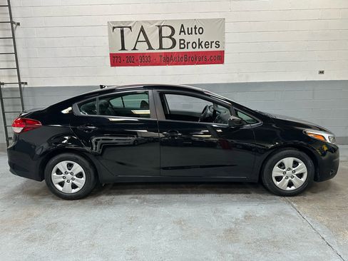 Used 2017 Kia Forte LX image 2