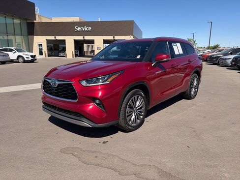 Used 2021 Toyota Highlander Platinum FWD image 2