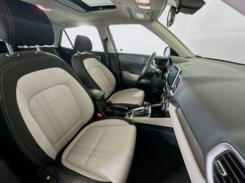 Used 2025 Hyundai Venue SEL image 30