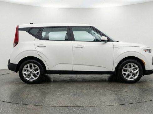 Used 2025 Kia Soul LX w/ LX Technology Package FWD image 8