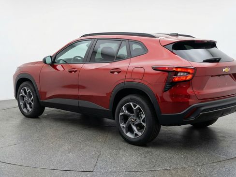 Used 2025 Chevrolet Trax LT w/ LT Convenience Package image 6