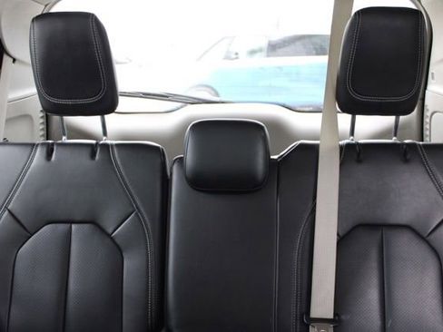 Used 2023 Chrysler Pacifica Touring-L image 28