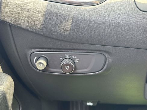 Used 2023 Chevrolet Equinox LS FWD image 24
