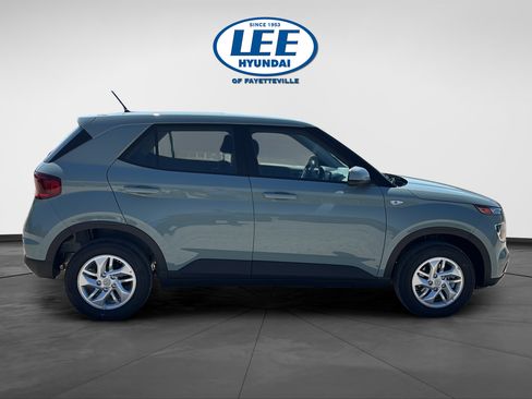 New 2026 Hyundai Venue SE FWD image 2