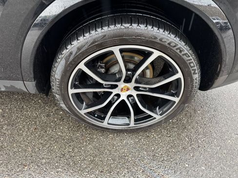 Used 2023 Porsche Cayenne Platinum Edition image 25