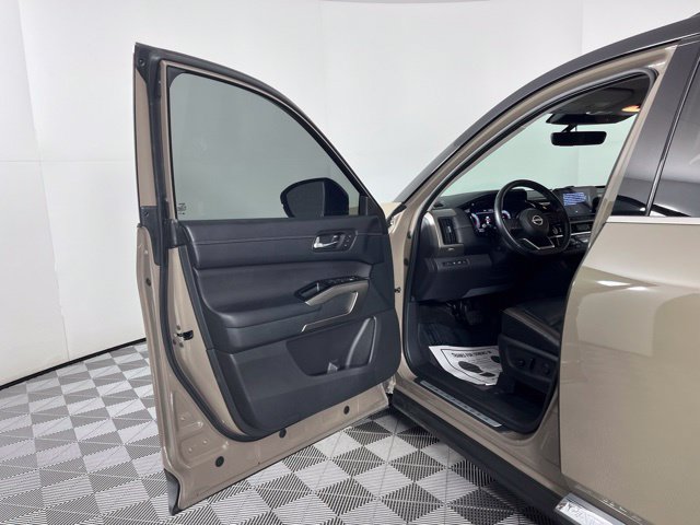 Used 2023 Nissan Pathfinder Platinum w/ Cargo Package AWD/4WD image 17