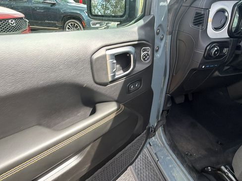Used 2025 Jeep Wrangler Sahara image 15