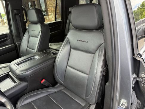 Used 2022 GMC Yukon XL Denali AWD/4WD image 13