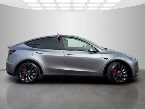 Used 2024 Tesla Model Y Performance image 3