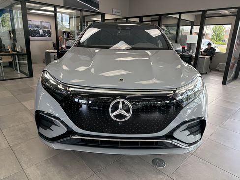 Used 2023 Mercedes-Benz EQS 580 4MATIC SUV image 3
