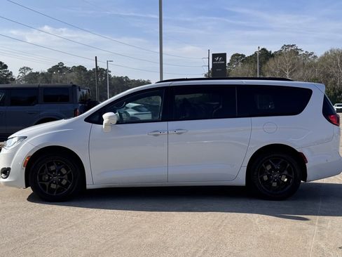Used 2019 Chrysler Pacifica Touring-L Plus w/ Advanced Safetytec Group image 13