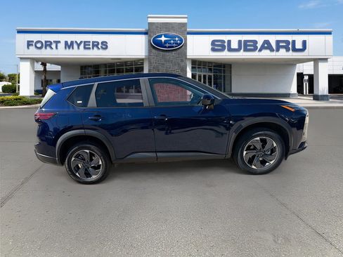 Used 2025 Nissan Rogue SV image 2