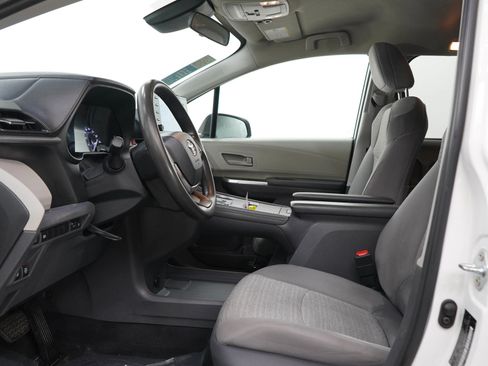 Used 2021 Toyota Sienna LE AWD/4WD image 22