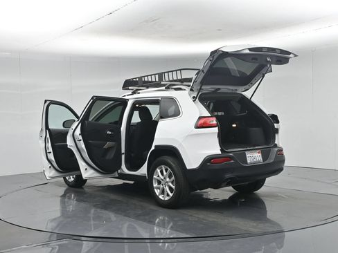 Used 2017 Jeep Cherokee Latitude FWD image 36
