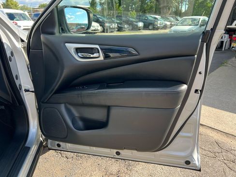 Used 2018 Nissan Pathfinder SV AWD/4WD image 16