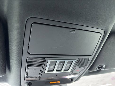 Used 2020 Land Rover Discovery HSE image 39