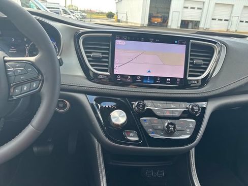 Used 2025 Chrysler Pacifica Limited FWD image 14