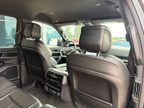 Used 2023 Jeep Wagoneer L Series II AWD/4WD image 28
