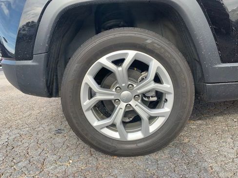 Used 2024 Jeep Compass Latitude image 30