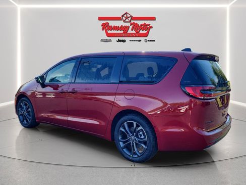New 2026 Chrysler Pacifica Select image 3