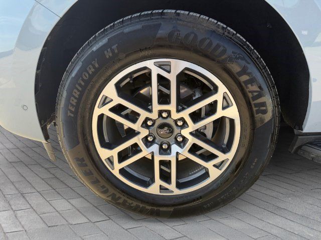 Used 2025 Ford Expedition Active RWD image 9