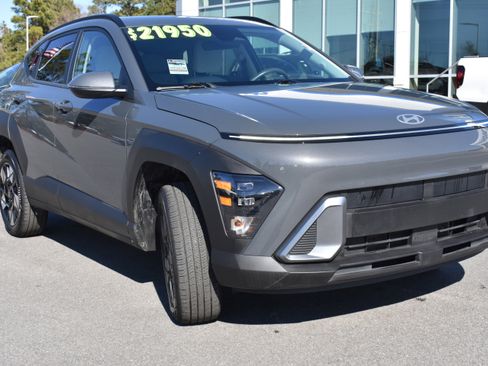 Used 2025 Hyundai Kona SEL image 3