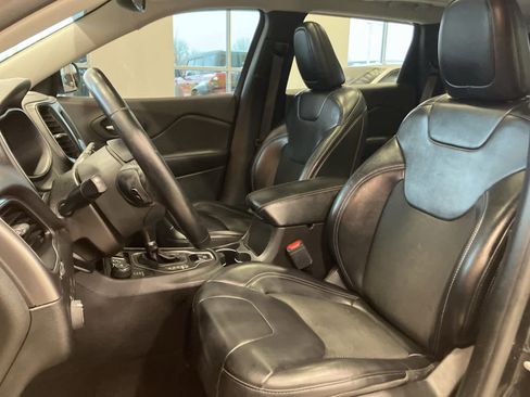 Used 2019 Jeep Cherokee Latitude Plus w/ Comfort/Convenience Group image 12