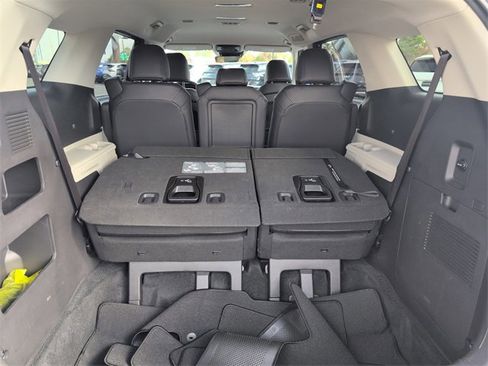 Used 2023 Kia Carnival LX image 29