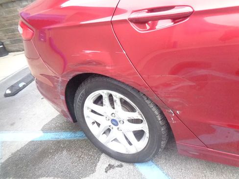 Used 2016 Ford Fusion SE FWD image 2