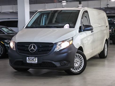 Used 2023 Mercedes-Benz Metris image 1