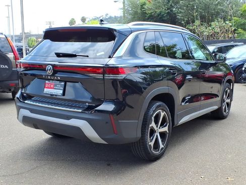 Used 2025 Volkswagen Tiguan SE AWD/4WD image 4