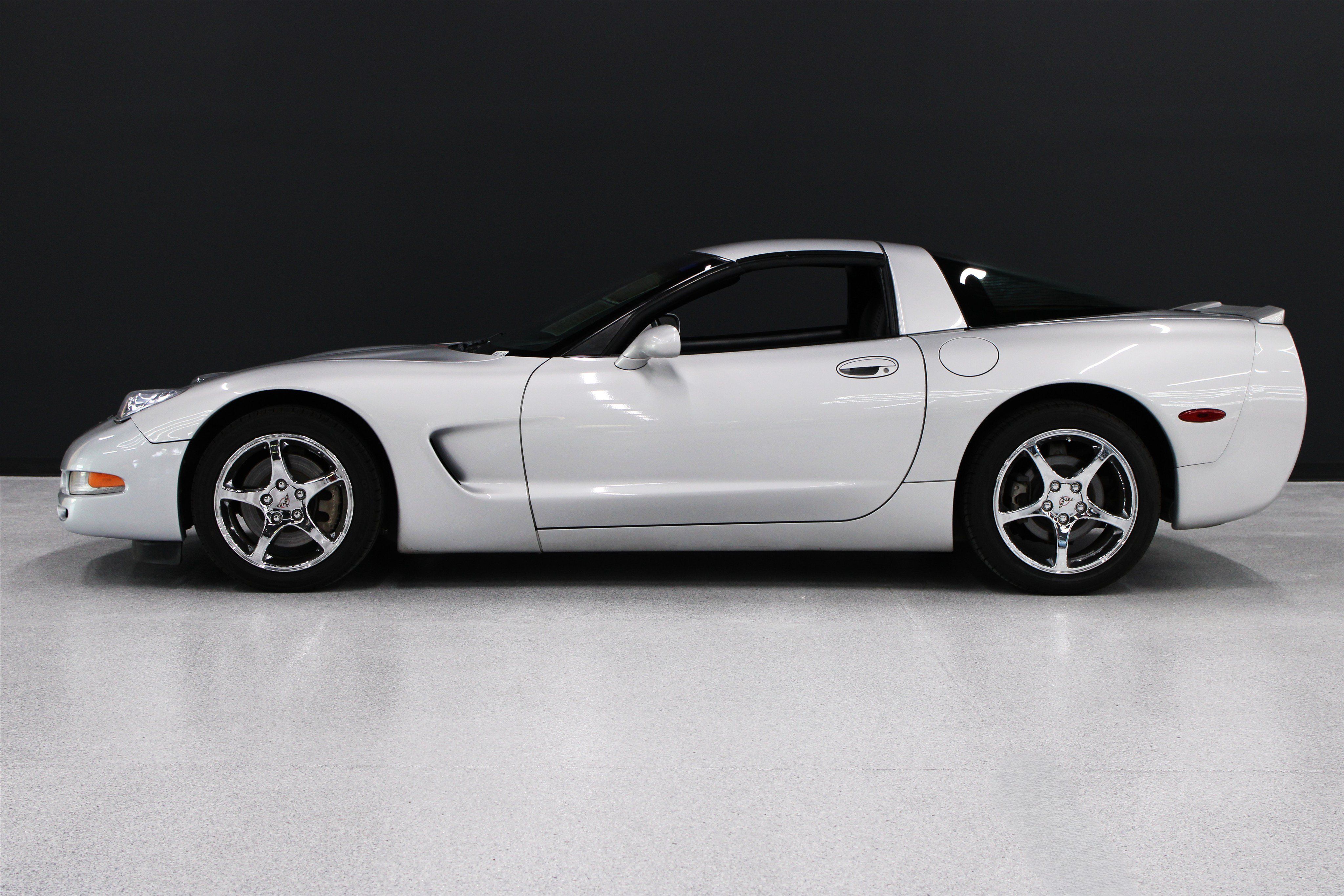 Used 2000 Chevrolet Corvette Coupe w/ Roof Pkg RWD image 24