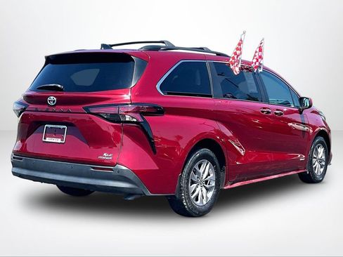 Used 2021 Toyota Sienna XLE w/ XLE Plus Package FWD image 2