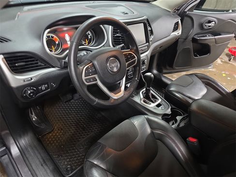 Used 2017 Jeep Cherokee Trailhawk w/ Comfort & Convenience Group image 16