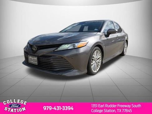 Used 2018 Toyota Camry XLE image 2