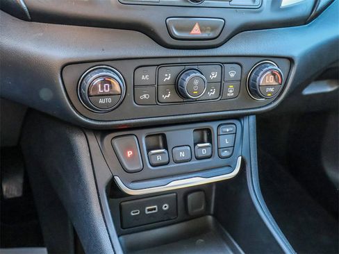 Used 2020 GMC Terrain SLE w/ Driver Convenience Package image 29