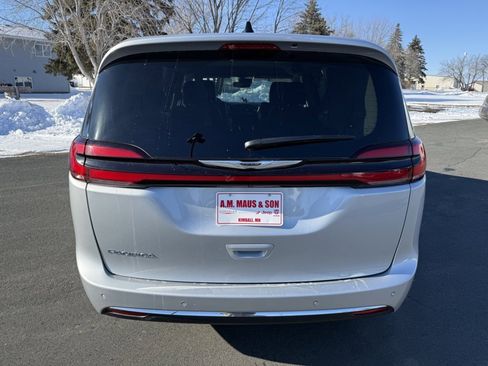 Used 2024 Chrysler Pacifica Touring-L image 7